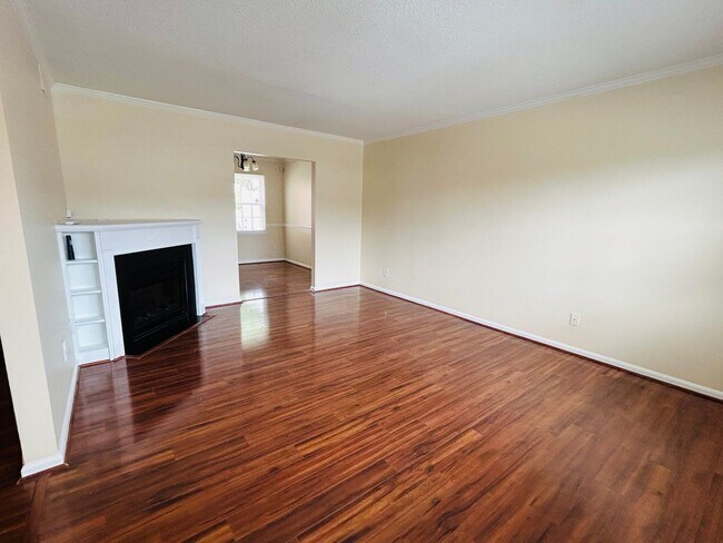 Foto del edificio - Charming 2 bedroom, 2.5 bathroom townhome in Greensboro w/2 master-suites/community pool