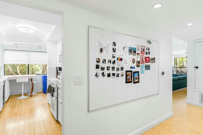 Foto del edificio - 8380 Waring Ave