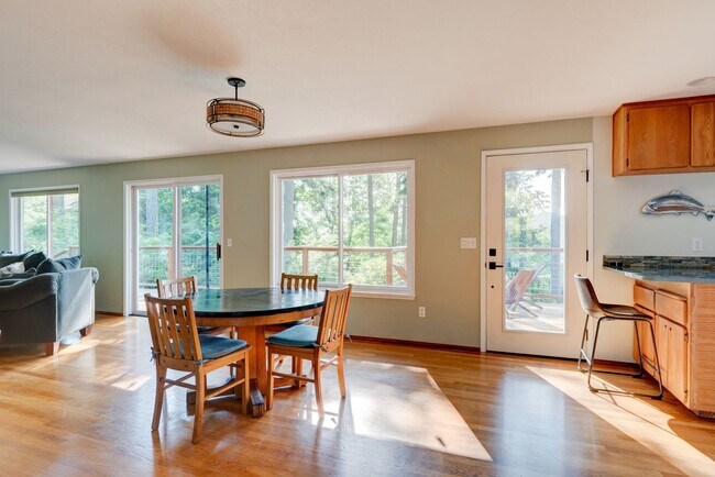 Building Photo - 3 Bedroom Fully Furnished Home with water ...