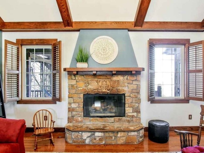 Building Photo - Stunning 5 Bed 3 Bath Home on Quiet Street!