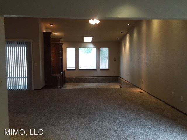 Building Photo - 3217 Raintree Rd