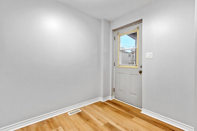 Photo du bâtiment - 3 Bed 1 Bath - 238 Notre Dame de Lile - 1 Month Free!