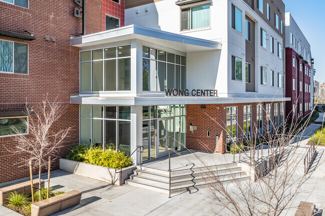 Entrada del edificio - Wong Center Senior Apartments