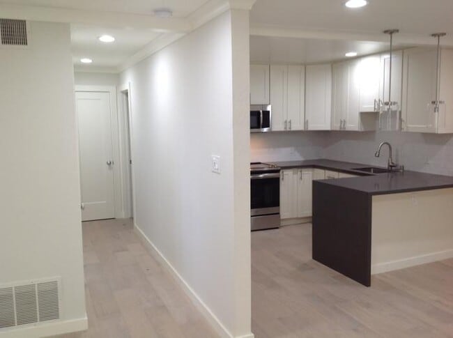 Building Photo - 1 bedroom in Oakland CA 94606