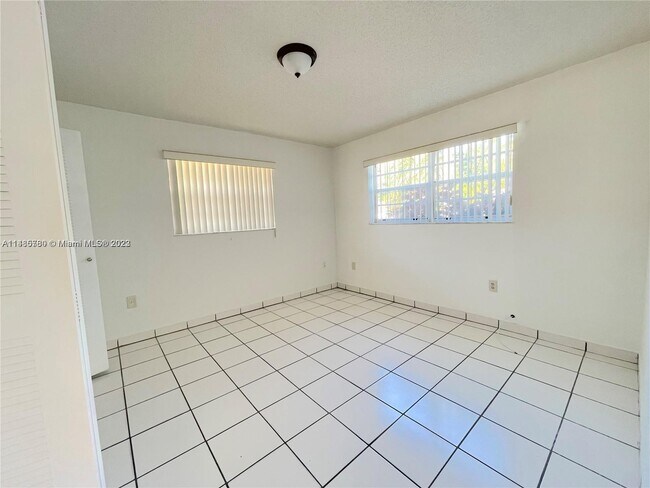 Building Photo - 3560 SW 25th St