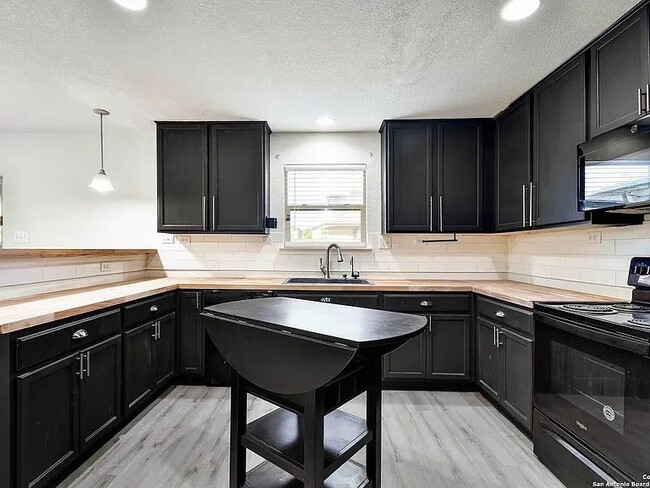 Building Photo - 7711 Stable View