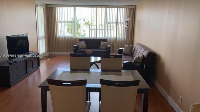 Foto del edificio - 3180 S Ocean Dr