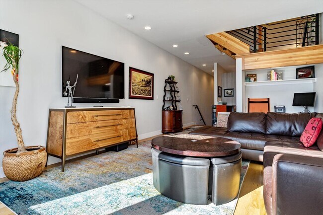 Foto del edificio - 4-Story Furnished 2BD, 2.5BA LoHi Townhome with Rooftop Deck