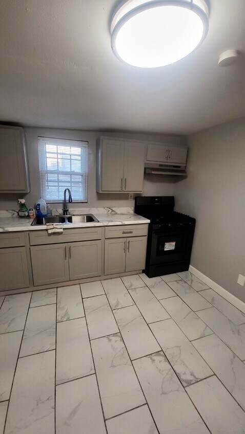 Foto del edificio - 8409 Short St