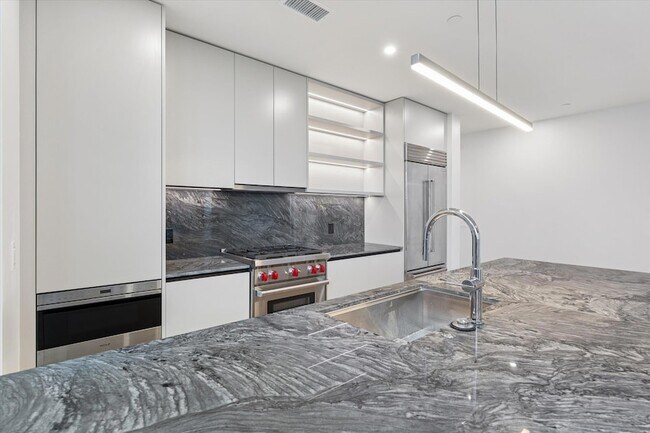 Building Photo - 610 Davis St