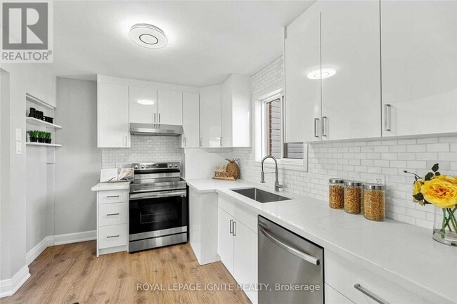 Building Photo - 35 Archwood Crescent
