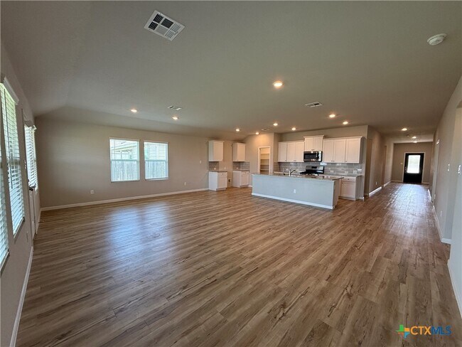 Building Photo - 554 Blue Stem Rd