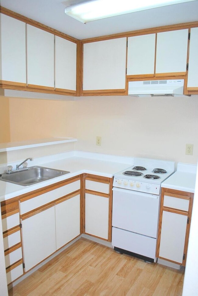 Building Photo - NEW PRICE ! Beautiful STUDIO Condo at Sien...