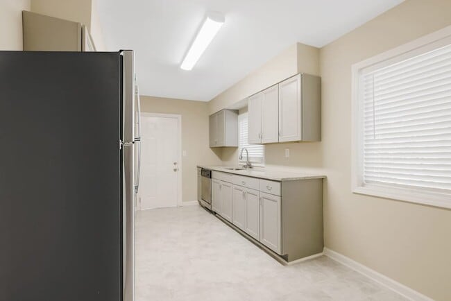 Building Photo - 2966 Sylvan Rd