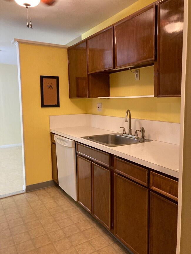 Building Photo - Large 2 bedroom condo close to the beach