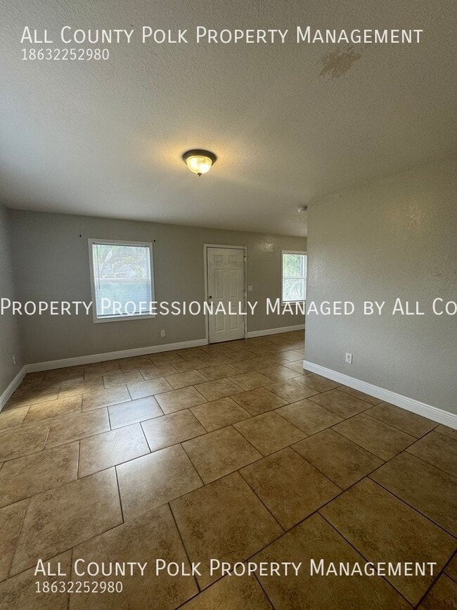 Building Photo - Fantastic 3 Bedroom 2 Bath Davenport Home ...