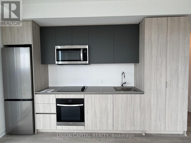 Building Photo - 5858 Yonge St