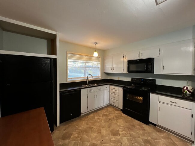 Building Photo - 3 Bedroom, 1.5 Bathroom, Brick Home with large yard, and garage