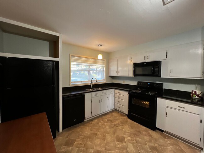 Foto del edificio - 3 Bedroom, 1.5 Bathroom, Brick Home with large yard, and garage