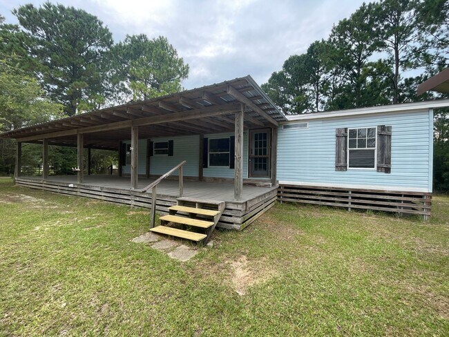 Foto del edificio - 3 BEDROOM LOCATED ON SHADED ACRE LOT