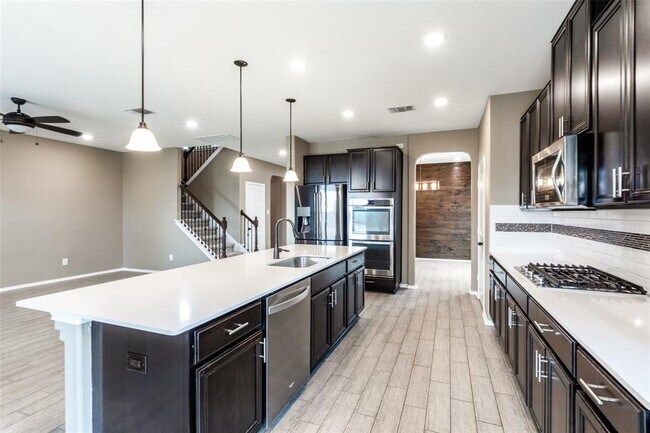 Building Photo - 1205 Half Hitch Trl