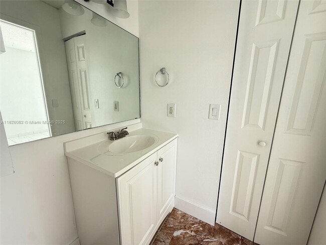 Foto del edificio - 548 SW 17th Ave