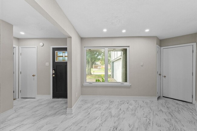 Building Photo - 16026 Beechnut St