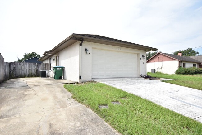 Foto del edificio - 3 bedroom 2 bath 2 car garage in Deltona