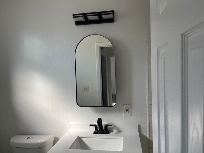 Foto del edificio - 947 E 106th St