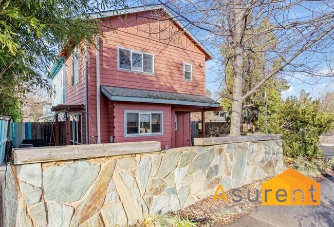 Foto del edificio - Stylish Ashland One Bedroom Townhouse with Private Patio and Radiant Heated Floors