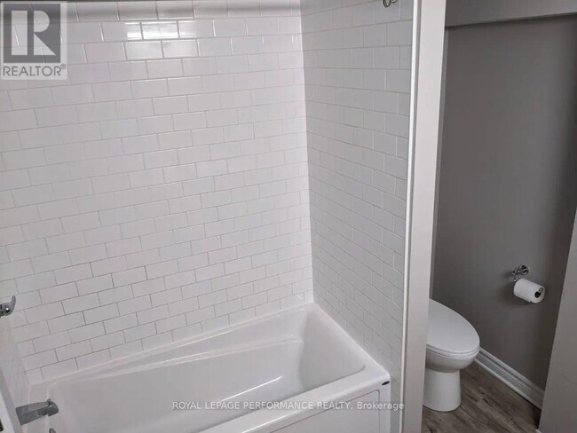 Photo du bâtiment - 5281 Hillcrest Dr