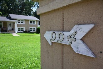 Building Photo - 994 Overbrook Cir