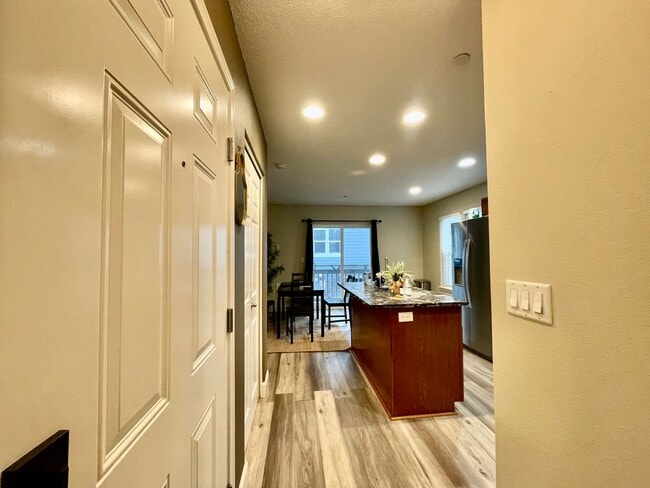 Building Photo - Incredible SE Hazelwood 2 Bedroom 1 Bathro...