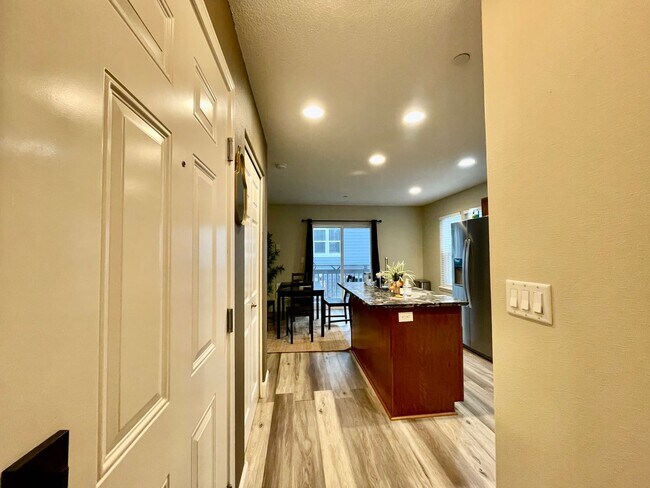 Foto del edificio - Incredible SE Hazelwood 2 Bedroom 1 Bathro...