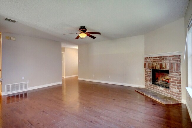 Building Photo - Very Nice and Updated Home