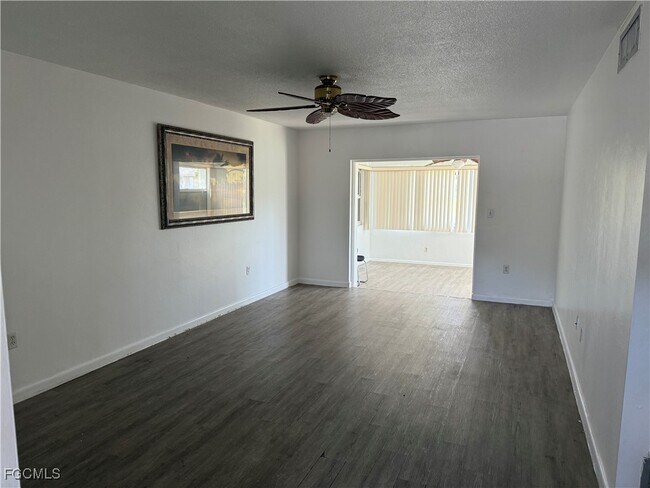 Foto del edificio - 738 Joel Blvd