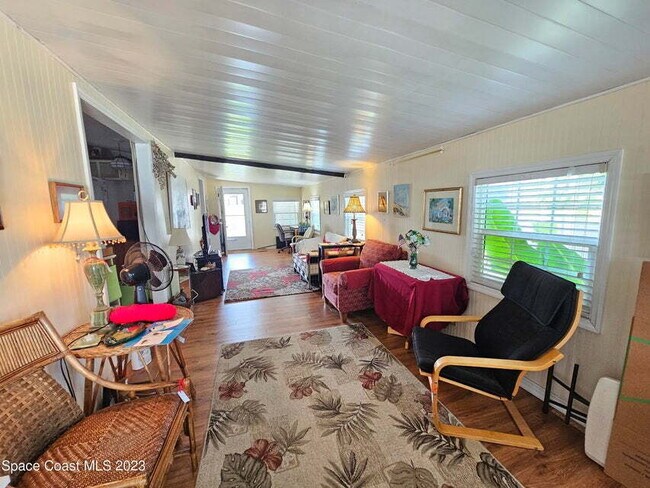 Foto del edificio - 55+ in Quiet Gated Community