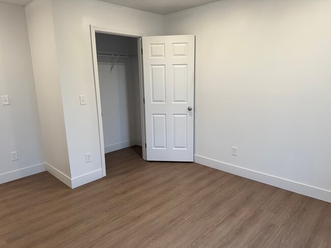 Dormitorio y armario - Sunrise Suites Apartments