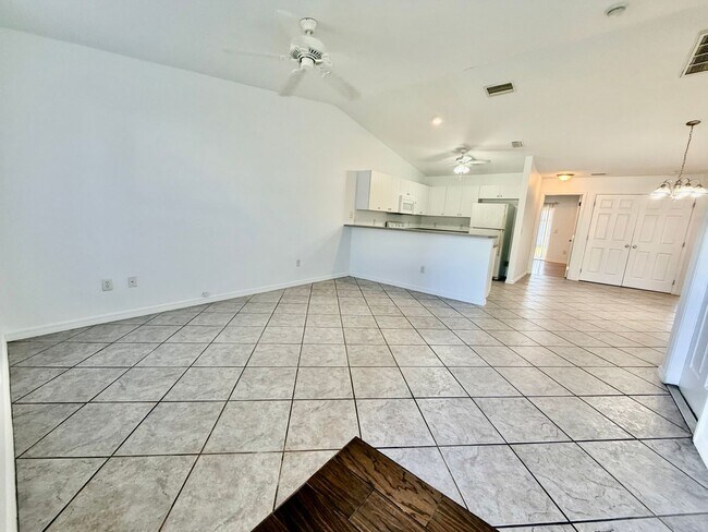 Foto del edificio - Well-maintained 3-bedroom, 2-bathroom, fenced and Flexible Lease Terms available duplex located i...