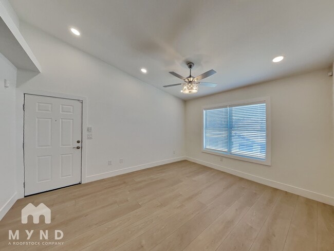Foto del edificio - 9620 W Russell Rd