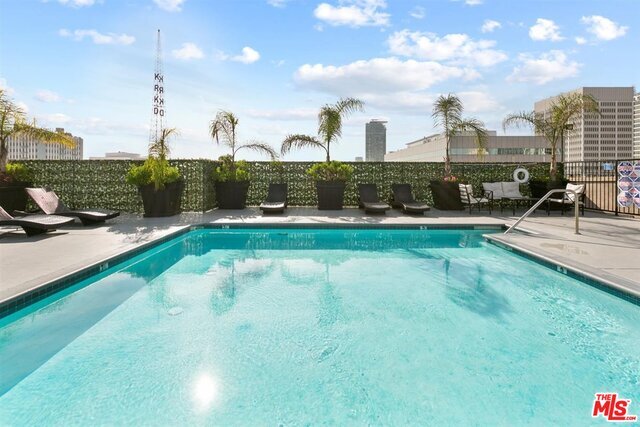 Foto del edificio - 312 W 5th St