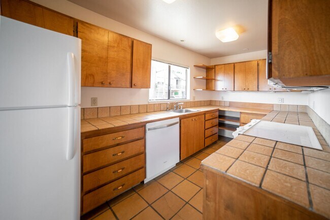 Building Photo - Penthouse Unit Ocean View 2 Bedroom, 2 Bat...