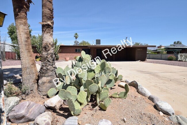 Foto del edificio - Spacious 3 Bed 2 Bath Eastside Home w/Huge Yard & Fireplace