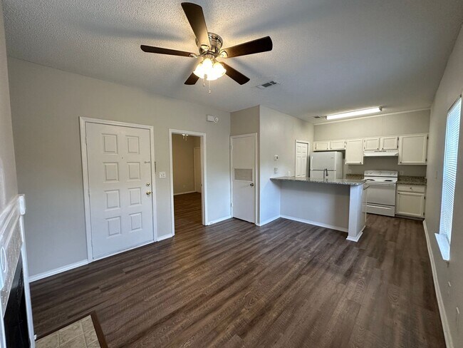 Foto del edificio - Recently renovated 1 bedroom 1 bath condo for rent in Riverwalk!