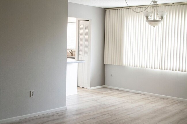 Building Photo - 4210 Ironwood Cir