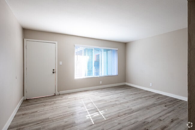 1BR, 1BA - 590SF - Living Space - 1495 Peterson Ave