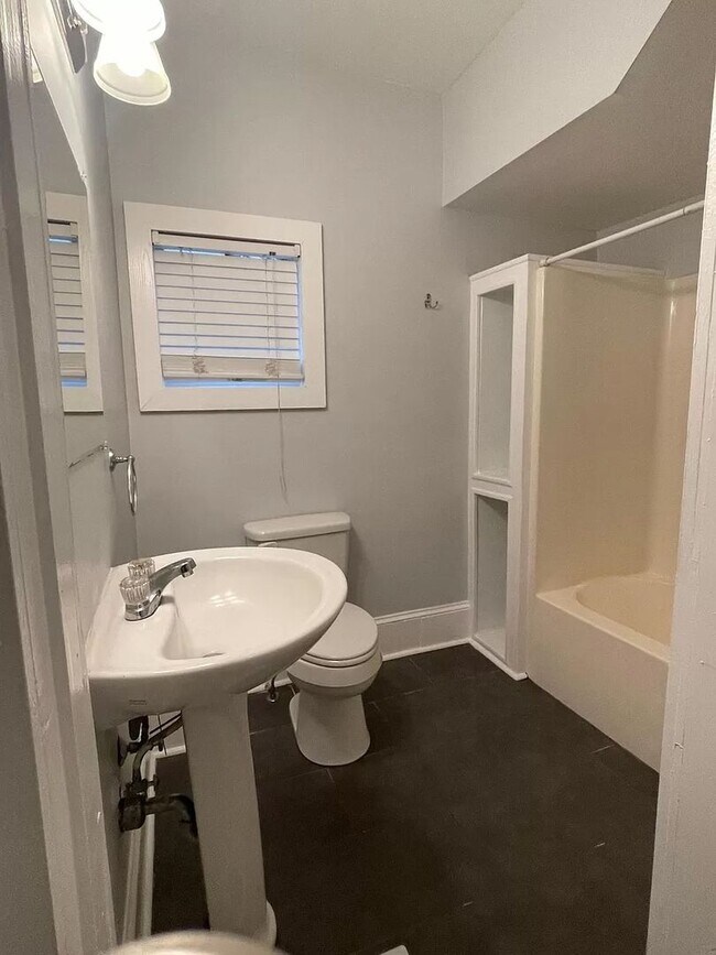 Foto del edificio - 643 E Henry St