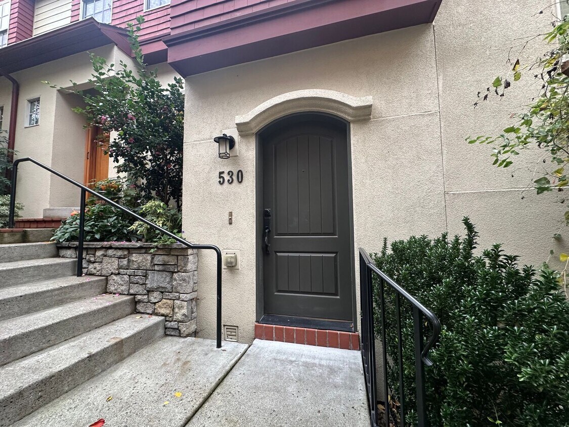Primary Photo - Luxury downtown Lake Oswego townhouse in d...