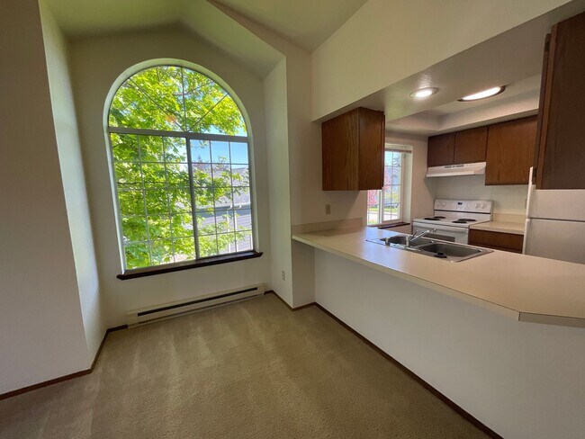 Building Photo - 2 Bed, 1 Bath Apartment with Parking Space...