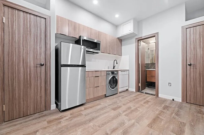 Building Photo - 437 W 46th St